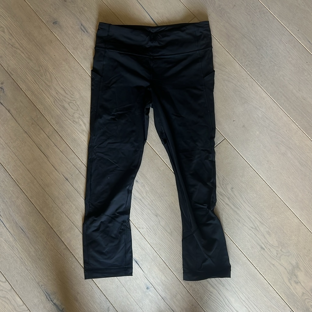 Lululemon Black Sz 6 Cropped Pants With Side And Back Pockets